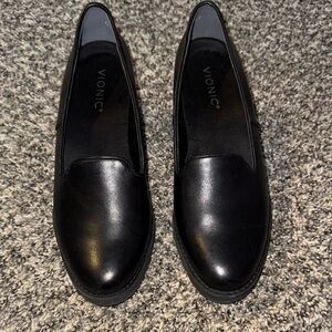 Vionic Black Leather Women's Slip-On Loafers